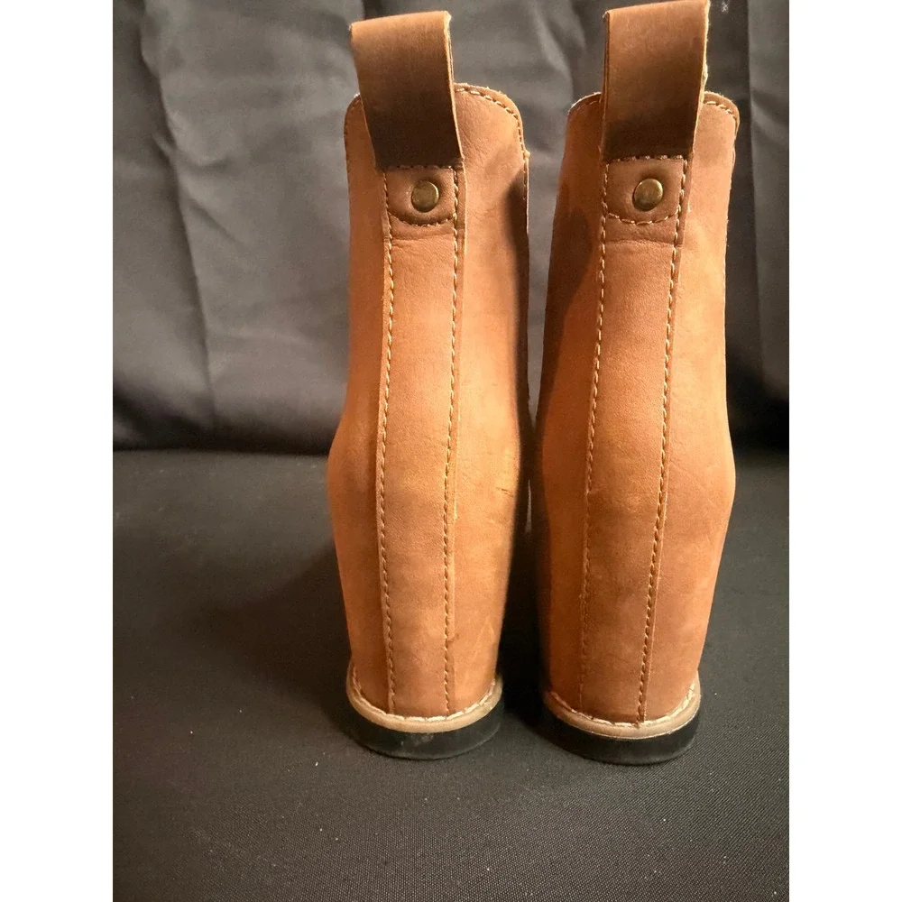 Universal Thread Womens Tan Wedge Chelsea Boots Ankle Booties Brown Sz 8 Western